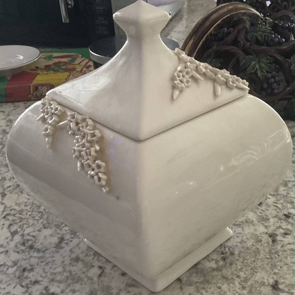 Elegant White Ceramic Box with Floral Design - Picture 7 of 9